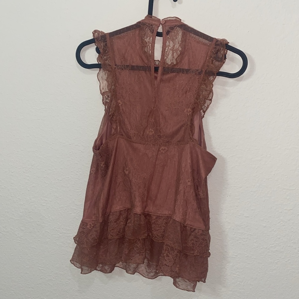 🎱Elegant Lace Sleeveless top! - Picture 7 of 10